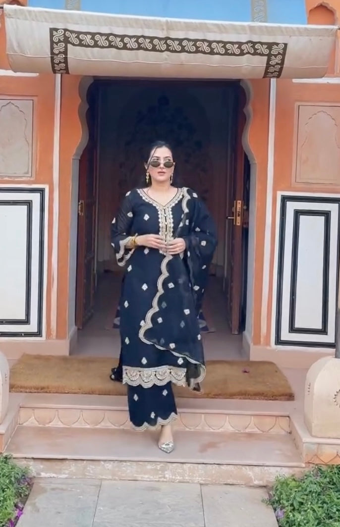 Deviya Singh in Rangraas - Black embroidered chanderi silk suit set