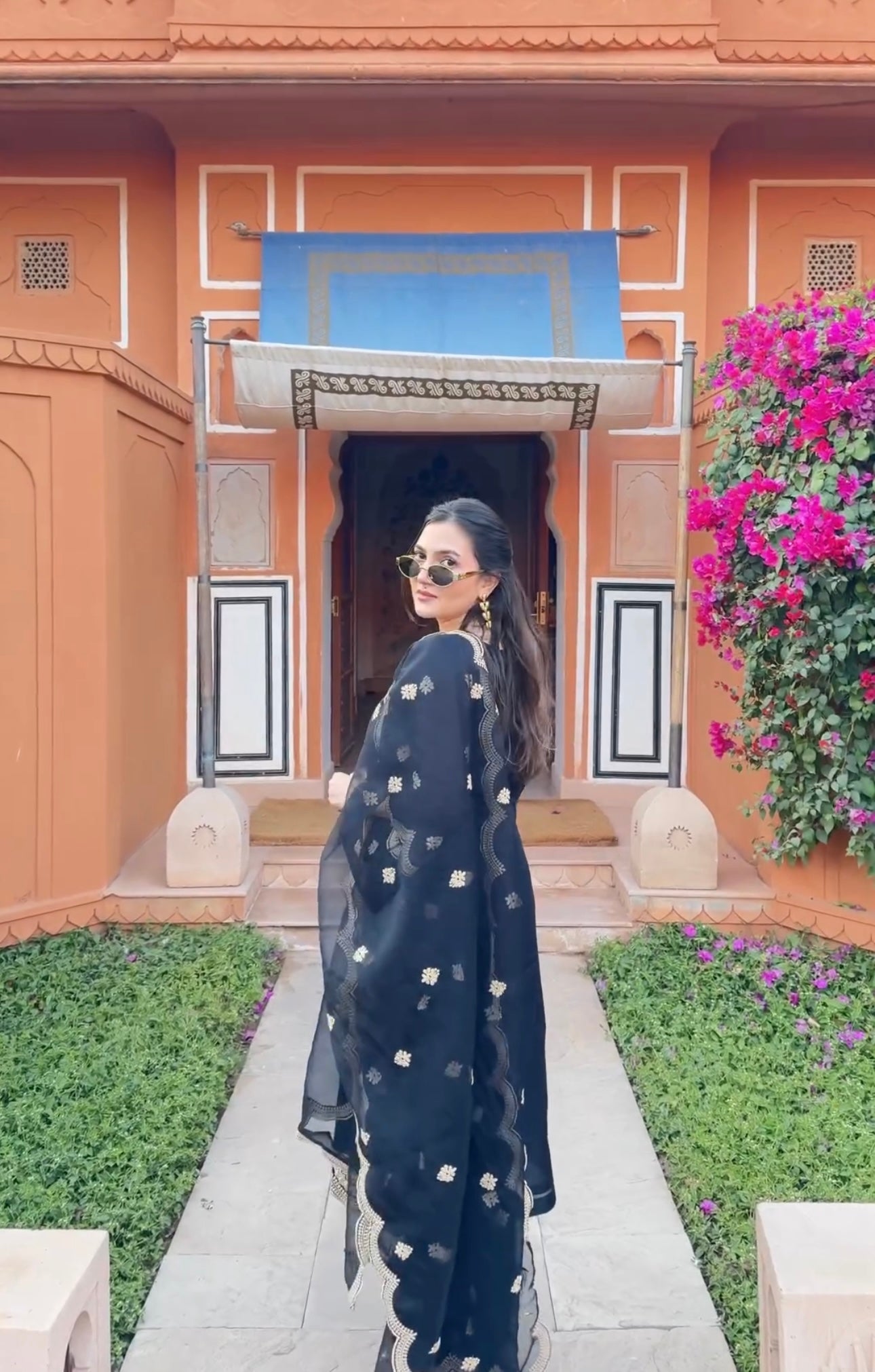 Deviya Singh in Rangraas - Black embroidered chanderi silk suit set