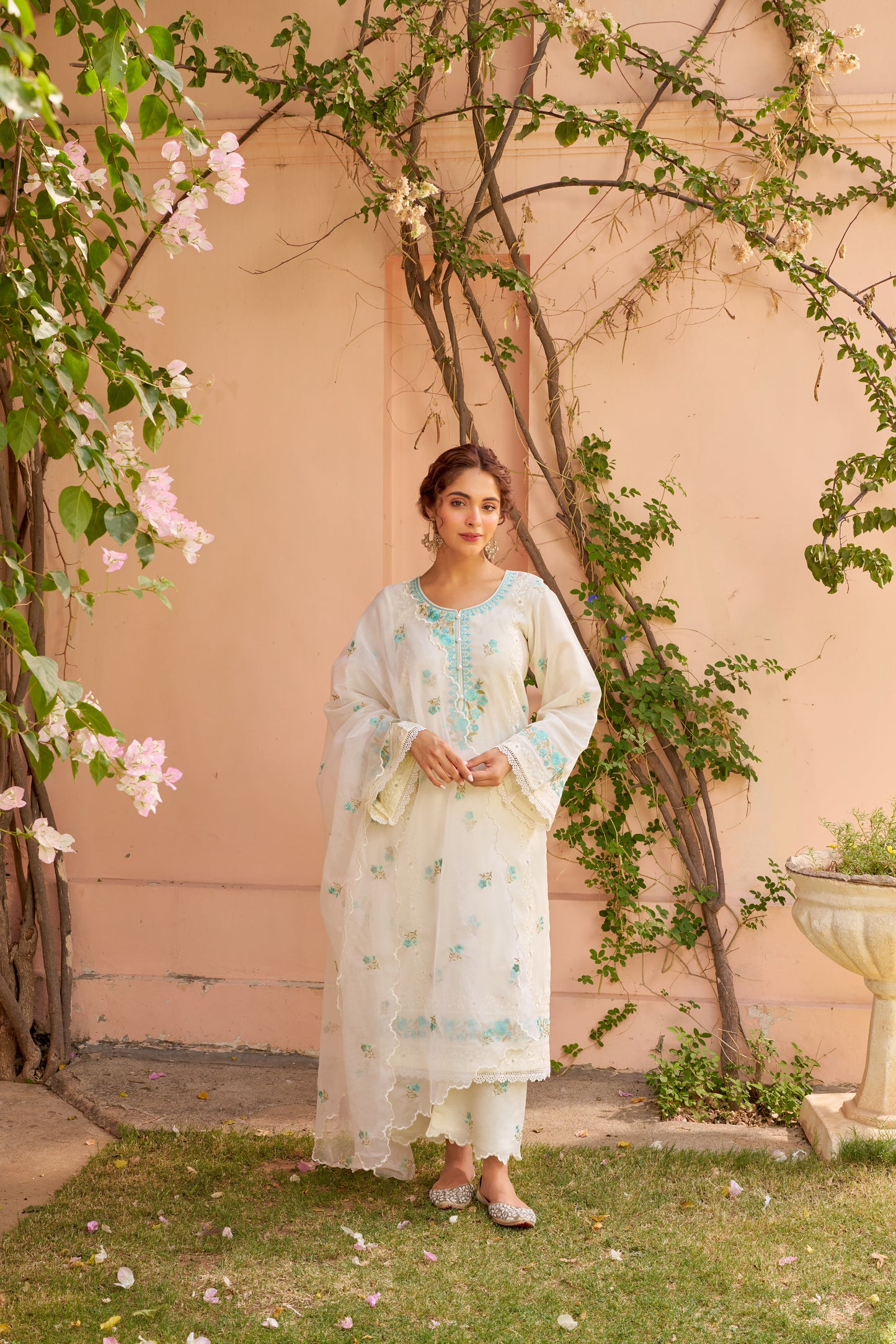 Arisha sharma in Banphool - Ivory White Chanderi Embroidered Suit Set.