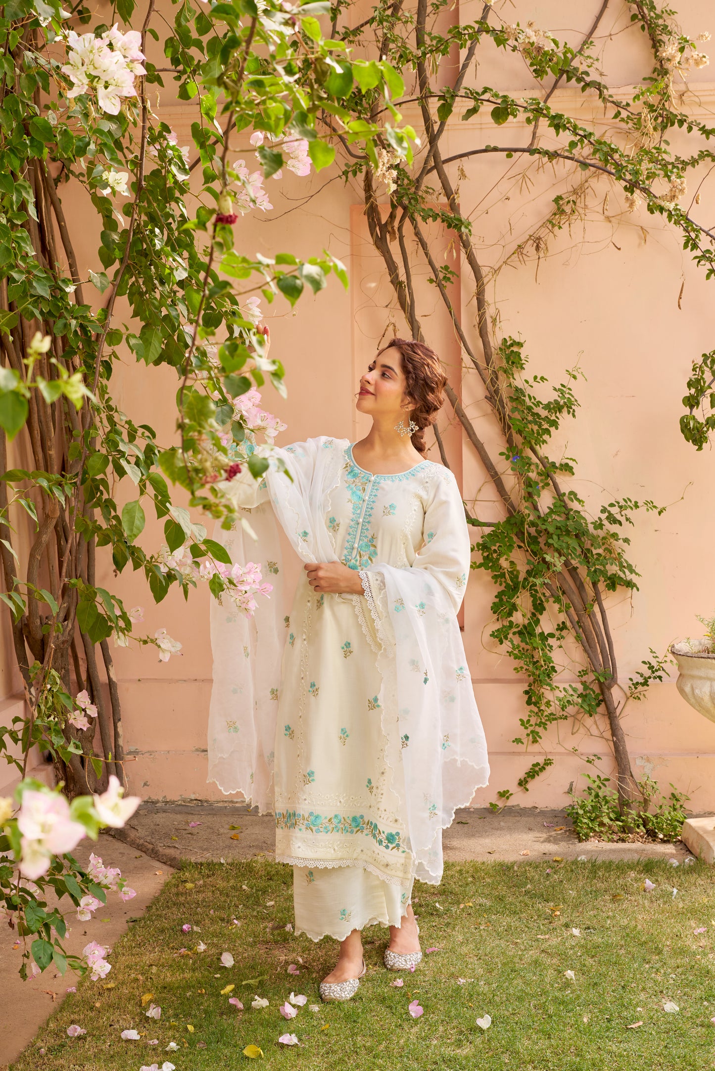 Arisha sharma in Banphool - Ivory White Chanderi Embroidered Suit Set.