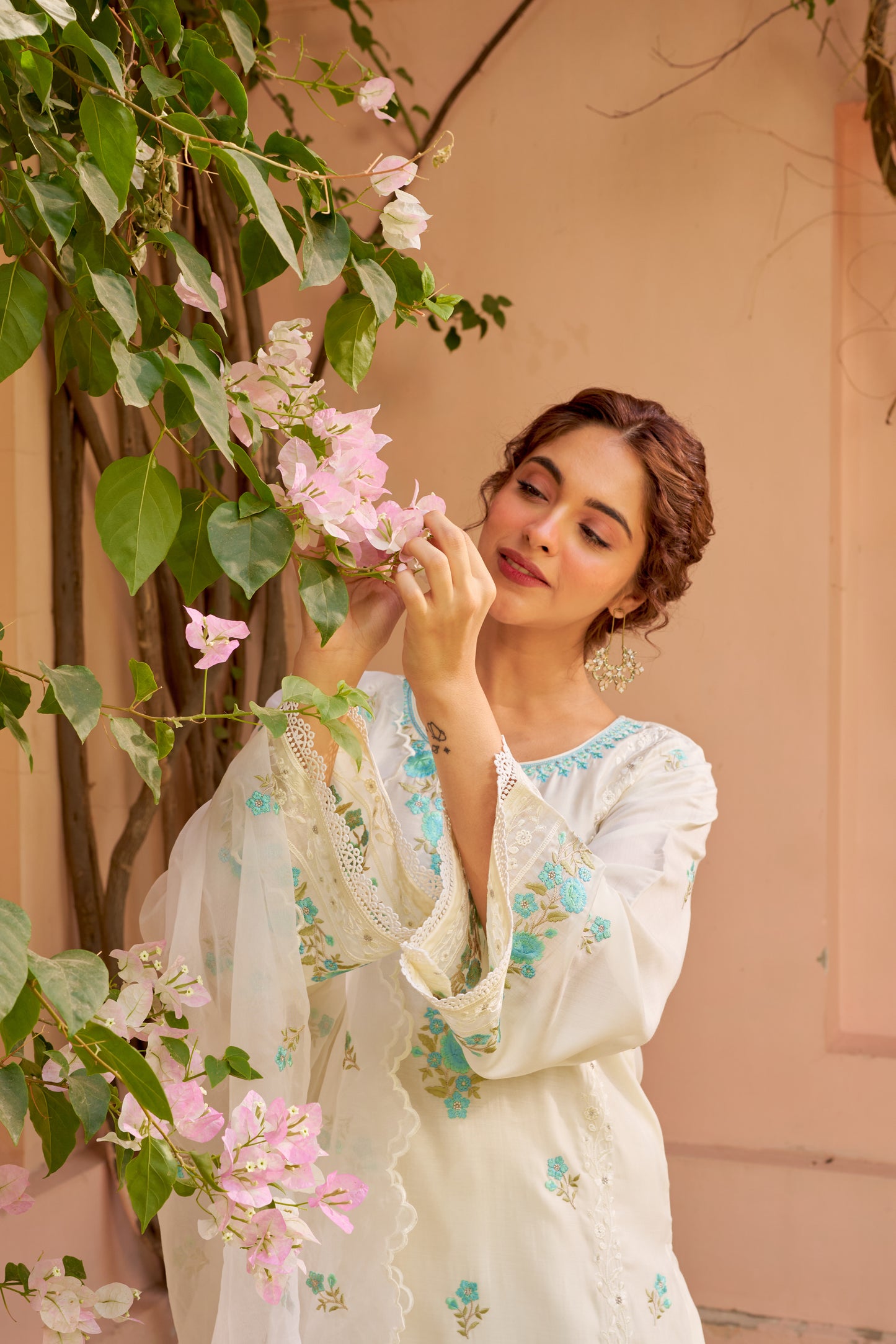 Arisha sharma in Banphool - Ivory White Chanderi Embroidered Suit Set.