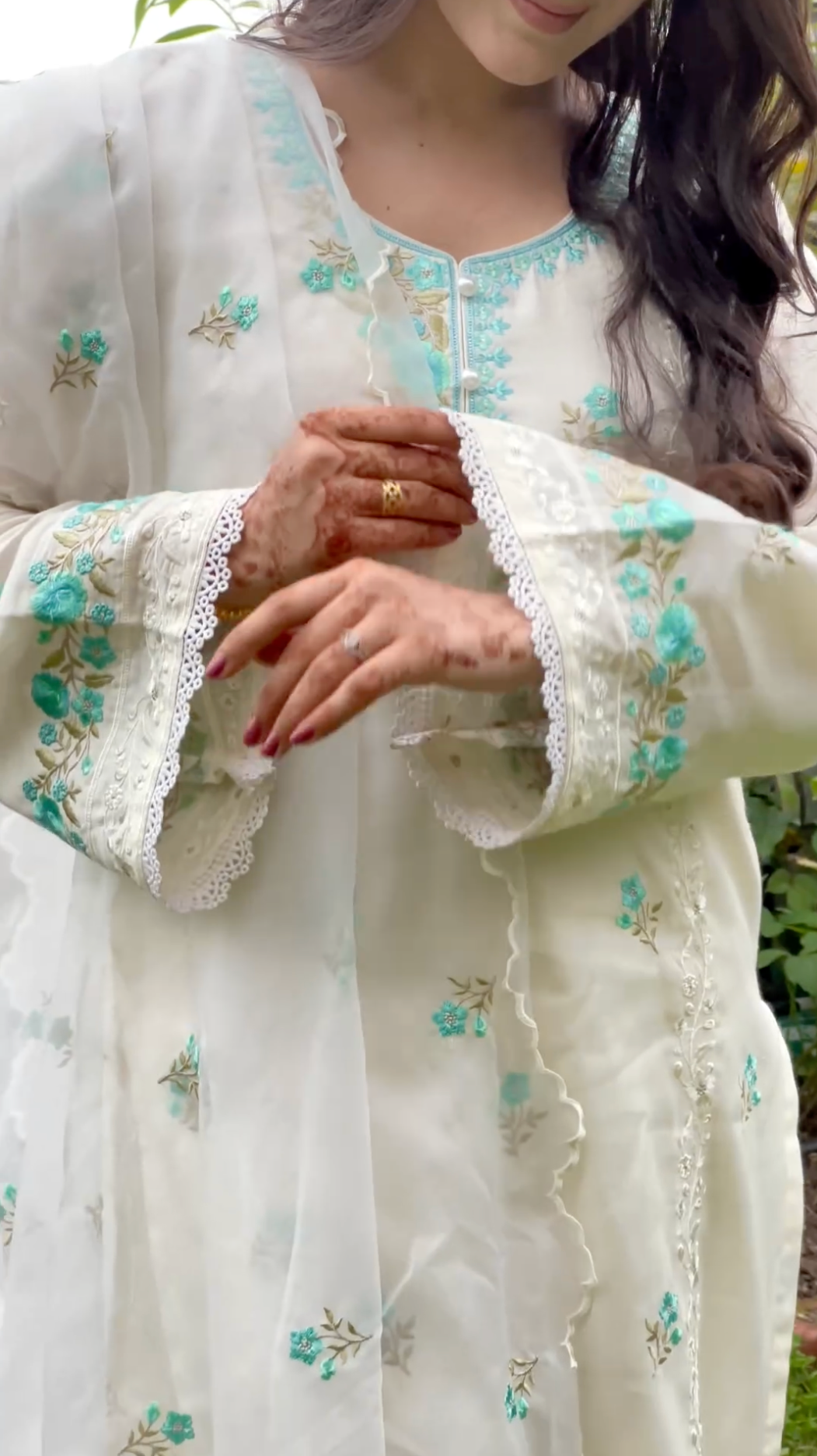 Neha Thakur in Banphool - Ivory White Chanderi Embroidered Suit Set.