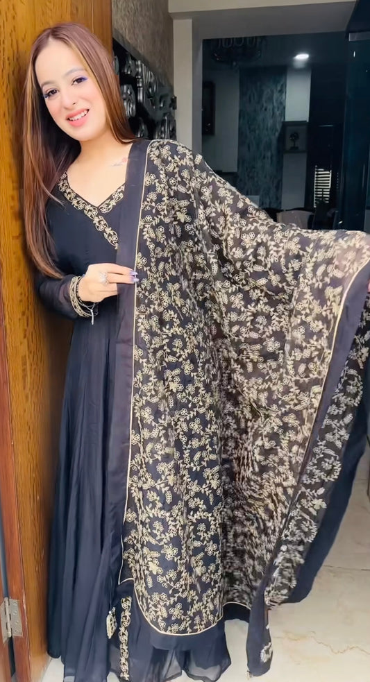 Kavleen Kaur in Sunehri Black Angrakha Anarkali