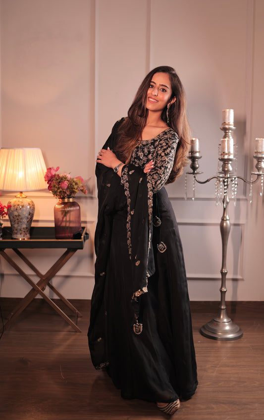 Smridhi Oberoi in Sunehri Black Lehenga Set