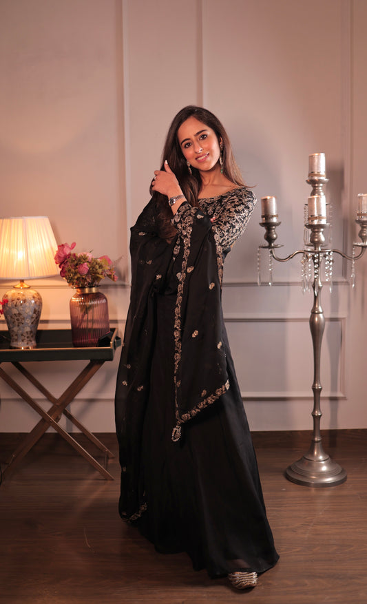 Smridhi Oberoi in Sunehri Black Lehenga Set